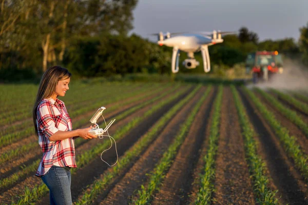 Ładny Młody Rolnik Kobieta Jazdy Drone Pilotem Przed Ciągnika Polu — Zdjęcie stockowe