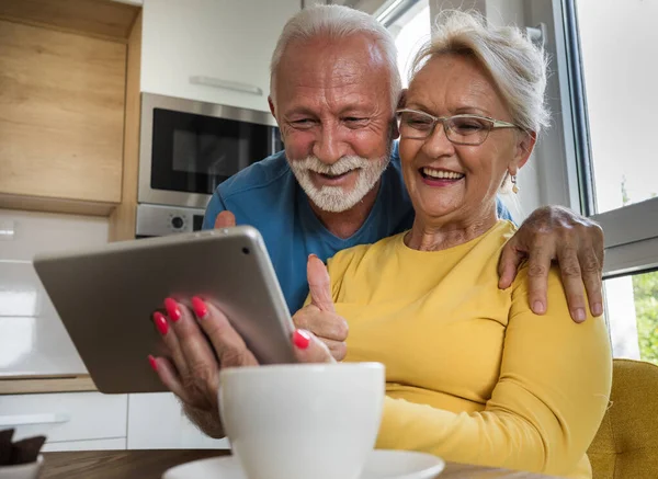 Senior Couple Using Tablet Video Call Family Home — Stock Photo, Image