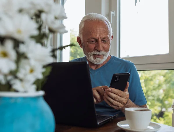 Pensionista Edad Avanzada Que Trabaja Ordenador Portátil Smartphone Casa Mesa — Foto de Stock