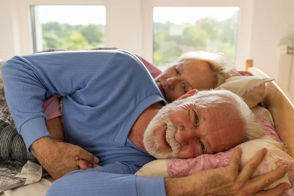 Yaşlı Adam Karısı Hala Sarılarak Uyurken Sabahları Yatağında Uzanıyor — Stok fotoğraf