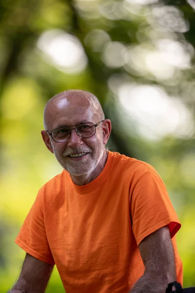 Retrato Homem Idoso Sorridente Com Óculos Vestindo Camiseta Descansando Floresta — Fotografia de Stock