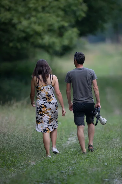 Mature Couple Waking Forest Summer Time While Man Carrying Professional — Foto de Stock