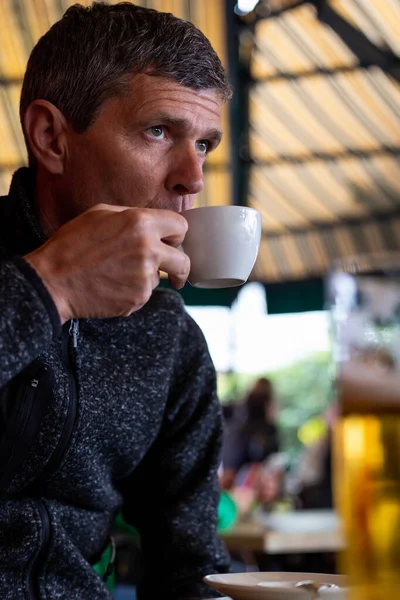 Ritratto Uomo Maturo Serio Che Beve Caffè Nel Caffè Sembra — Foto Stock