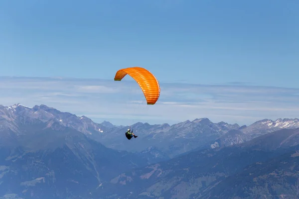 Man Parachute Flying Mountain Peaks Austrian Alps Carinthia Region — Photo
