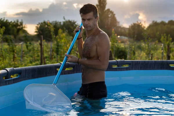Mann Pool Reinigt Mit Netzgerät Etwas Schmutz Vom Wasser — Stockfoto