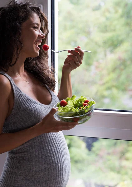 Mulher Grávida Lado Janela Comer Salada Fresca Cuidados Saúde Período — Fotografia de Stock