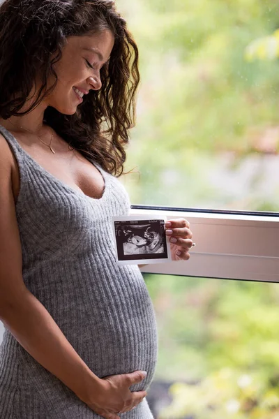 Ganska Stilig Gravid Kvinna Som Håller Magen Och Tittar Ultraljud — Stockfoto