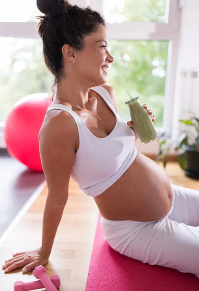 Mulher Muito Grávida Descansando Tapete Ioga Após Treino Beber Smoothie — Fotografia de Stock