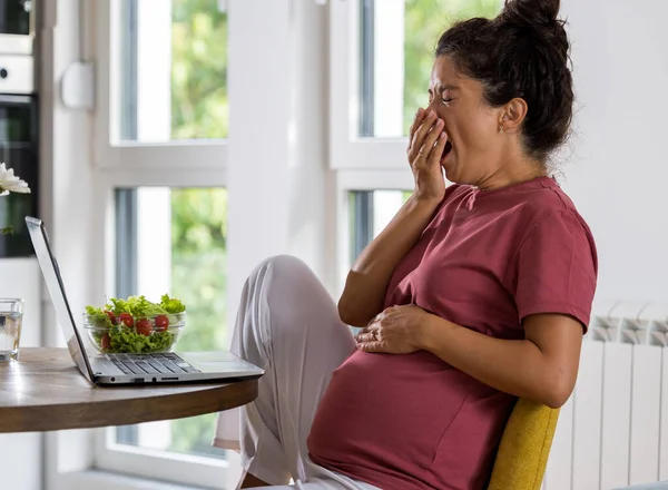 Gravid Kvinna Gäspar Vid Bordet Medan Arbetar Laptop Hemma Mammaledighet — Stockfoto