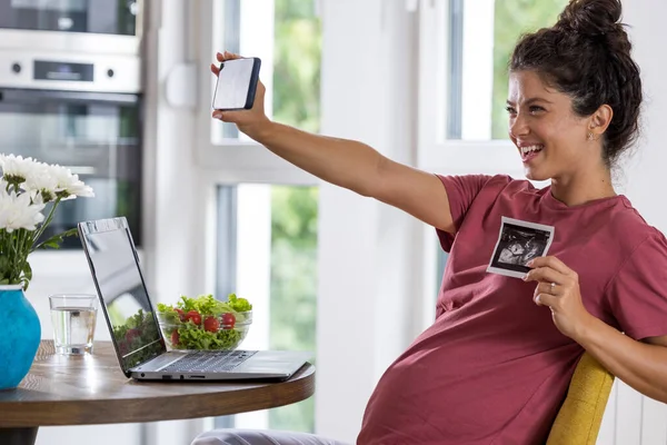 Glada Gravid Kvinna Som Använder Mobiltelefon För Videosamtal Och Visar — Stockfoto