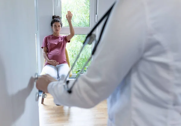Rückansicht Des Arztes Der Schwangere Wartezimmer Zum Termin Ruft — Stockfoto
