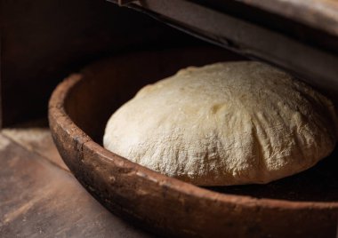 Toprak malzemelerle hazırlanmış kırsal çörekler için hamur kapağı