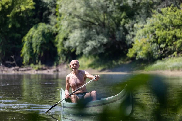 Счастливый Пожилой Человек Купальнике Катается Лодке Реке Летом — стоковое фото