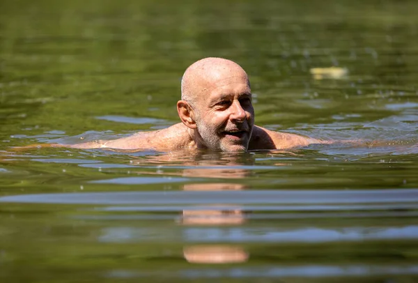 Gelukkig Senior Man Zwemmen Groen Water Rivier Zomer — Stockfoto