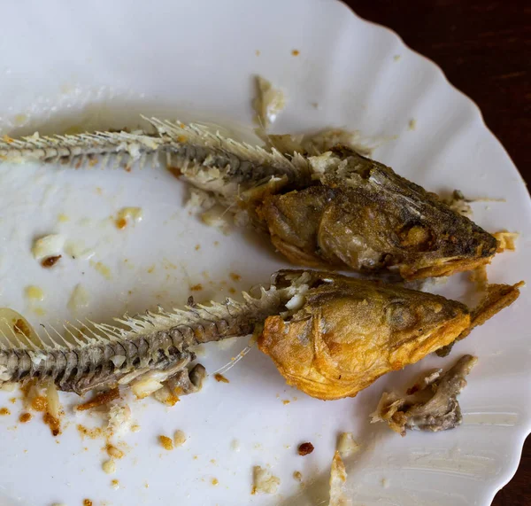 Blick Von Oben Auf Teller Mit Fischgräten Mit Köpfen Aus — Stockfoto