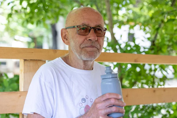 Homem Sênior Feliz Bebendo Água Garrafa Após Exercício Livre — Fotografia de Stock