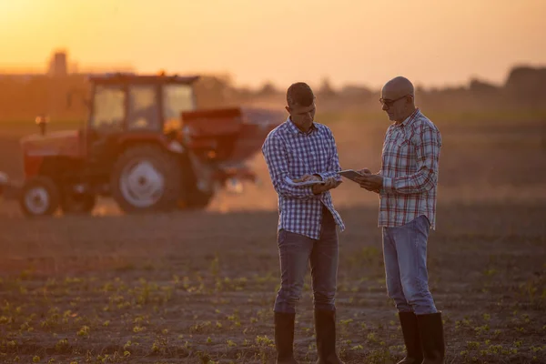 Zwei Senioren Unterhalten Sich Herbst Auf Einem Feld Vor Einem — Stockfoto