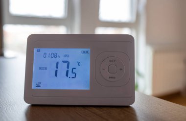 Gaz kısıtlaması ve enerji krizi nedeniyle soğutma odasının arka planında ısıtıcı bulunan termostat ısıtma panelini kapat