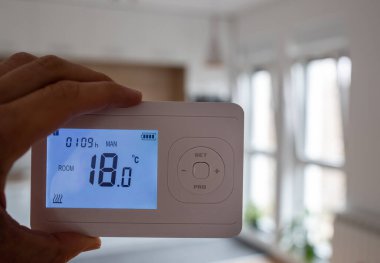 Gaz kısıtlaması ve enerji krizi nedeniyle soğutma odasının arka planında ısıtıcı bulunan termostat ısıtma panelini kapat