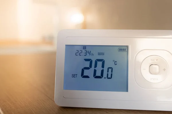 Energiesparkonzept Nahaufnahme Programmierbarer Digitaler Thermostaten Für Die Heizungssteuerung Wohnzimmer — Stockfoto