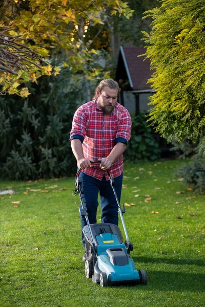 Knappe Man Met Baard Duwen Grasmaaier Trimmen Gras Zijn Achtertuin — Stockfoto