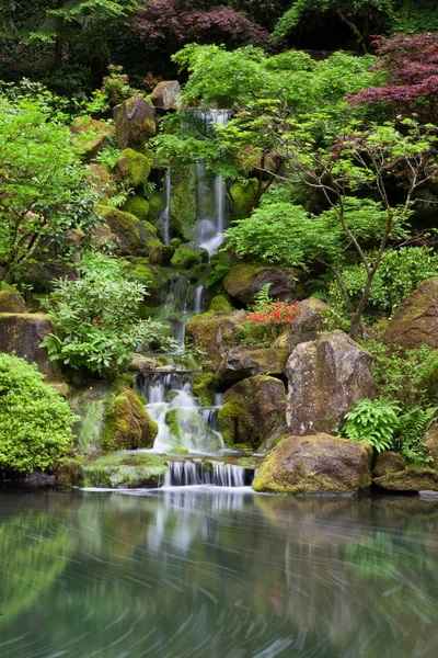 Cachoeira em cascata no jardim japonês no portland — Fotografia de Stock