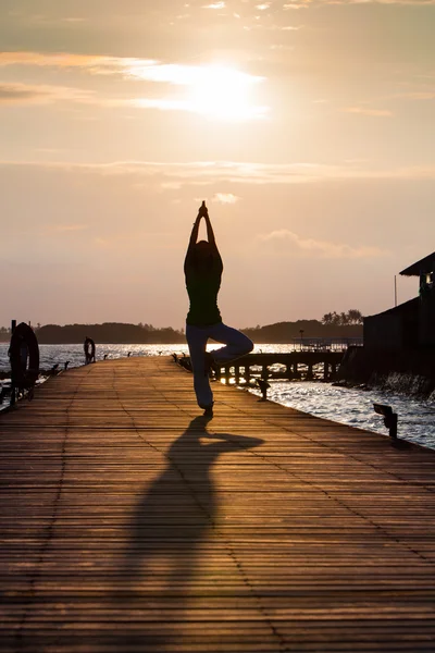 Practica yoga al atardecer — Foto de Stock