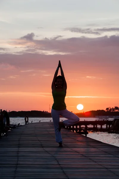 Yoga praticar durante o pôr do sol — Fotografia de Stock