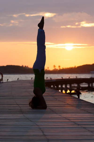 Prática de ioga durante o pôr do sol — Fotografia de Stock