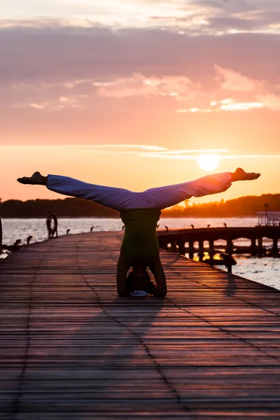 Práctica de yoga al atardecer — Foto de Stock