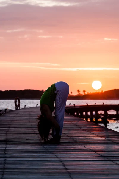 Prática de ioga durante o pôr do sol — Fotografia de Stock