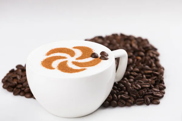 Capuchino con granos de café —  Fotos de Stock