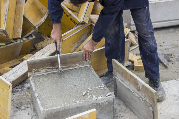 Trabalhador da construção civil que trabalha com martelo — Fotografia de Stock