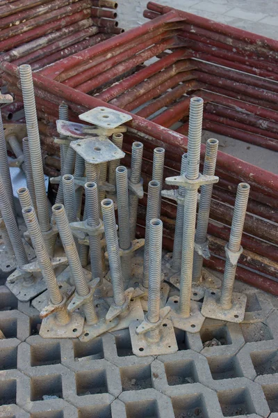 Voetplaat met herverdeling schroef en plumb verticaal — Stockfoto