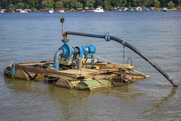 Bomba de agua eléctrica en un río —  Fotos de Stock