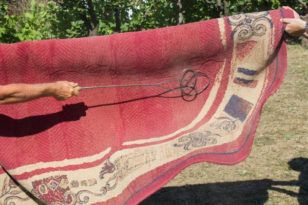 Ξεσκόνισμα μια κουβέρτα - η παραδοσιακή μέθοδος Ταπητοκαθαριστήρια 3 — Φωτογραφία Αρχείου