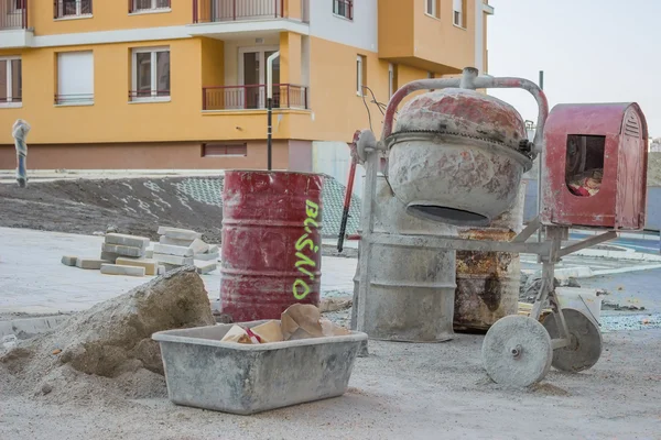 Mezclador de cemento con barril y mezclador de cemento plástico —  Fotos de Stock