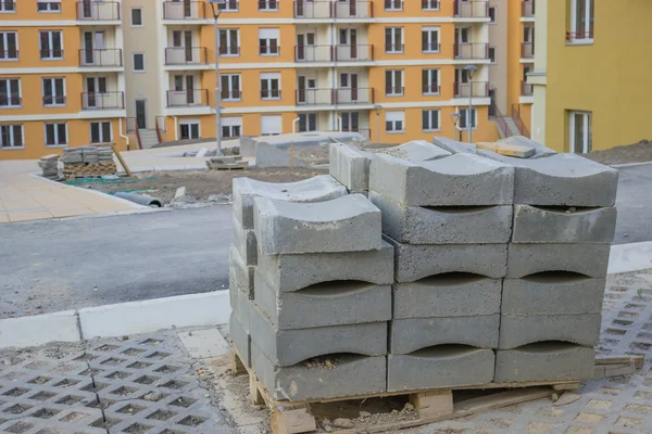 Betonový obrubník blok na paletě — Stock fotografie