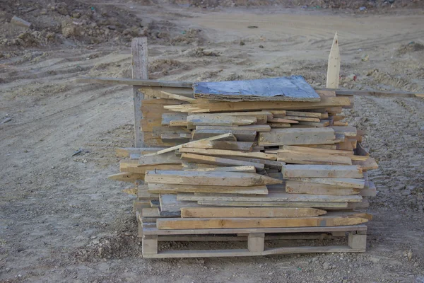 Holzstangen auf einer Palette — Stockfoto