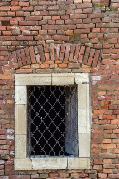 Old red brick wall with bars window 2 — Stock Photo, Image