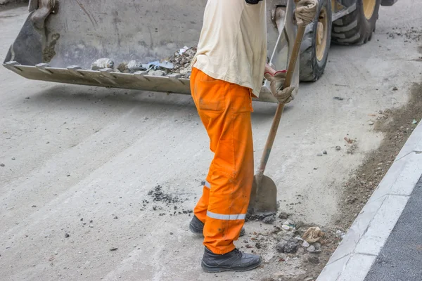 Trabajador manual con pala — Foto de Stock