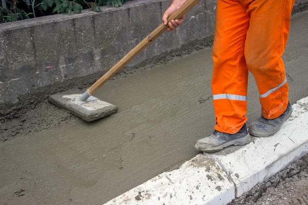 Trabalhador nivelamento fresco Concreto 2 — Fotografia de Stock