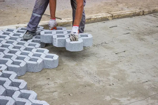 Worker paving new parking places 2 — Stock Photo, Image