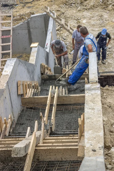 Ручні працівники заливають бетонні ступені 2 — стокове фото