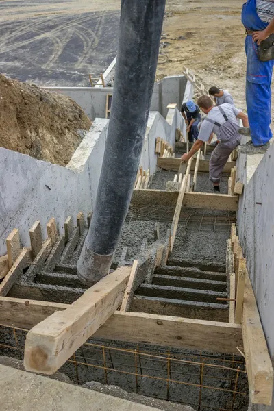 Manual workers pouring concrete steps — Stock Photo, Image