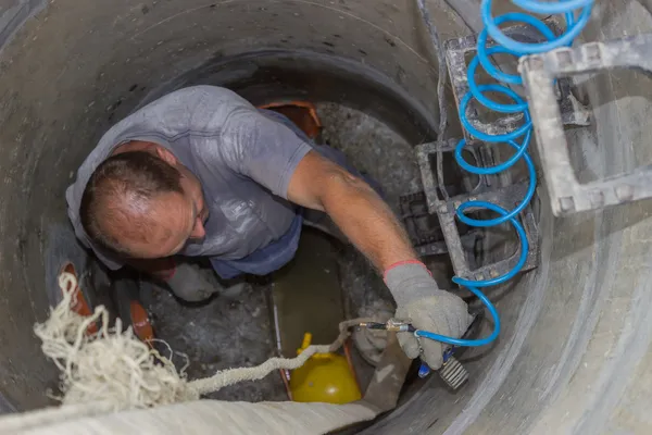2 맨홀에서 작업, 맨홀 내부 작업자 — 스톡 사진