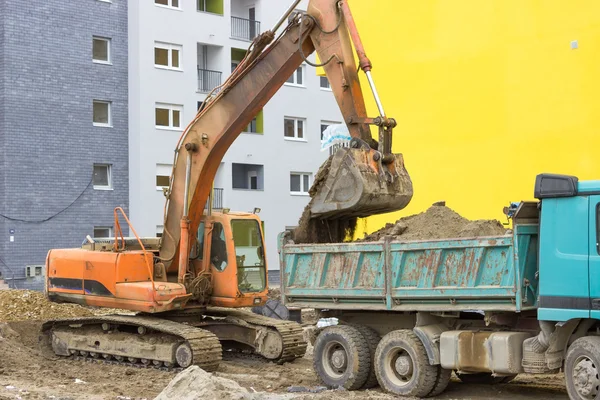 Grävmaskin laddar dumper lastbil — Stockfoto