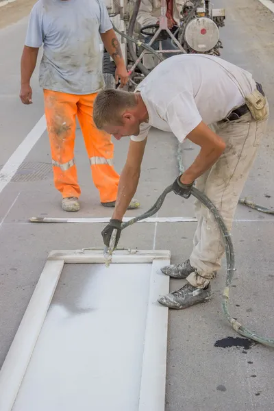 Målning crew målar vägmarkeringar — Stockfoto