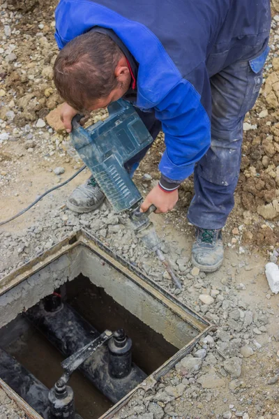 Ένας εργαζόμενος χρησιμοποιώντας τρύπανο να διαλύσουν conctrete 3 — Φωτογραφία Αρχείου