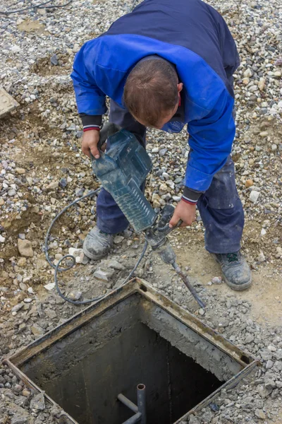 Bir işçi conctrete 4 kırmaya Perforator kullanma — Stok fotoğraf